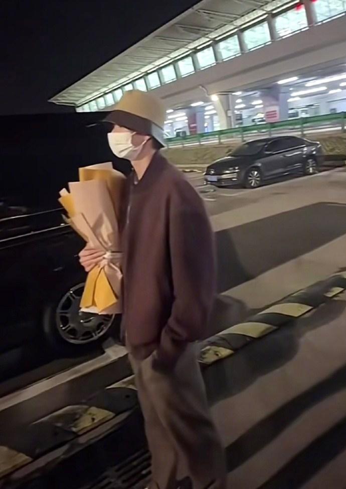 【吴宜泽夺冠后首度现身国内，在西安机场受球迷接机送花，此前他曾表示想回国吃美食、