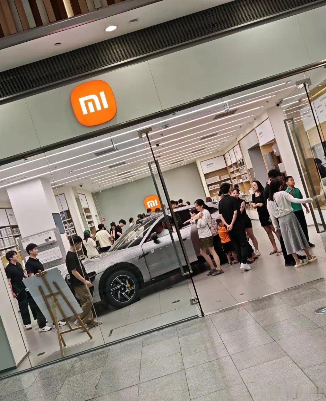 相隔几十米的两家店， 小米门庭若市，像极了售楼部刚开盘的模样，极氪门可罗雀，这可