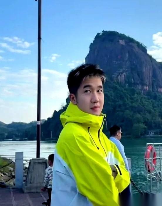 谁也没想到，一个拿脚踢球的外地人，能在几个月内成了半个郴州的“家主”。
2025