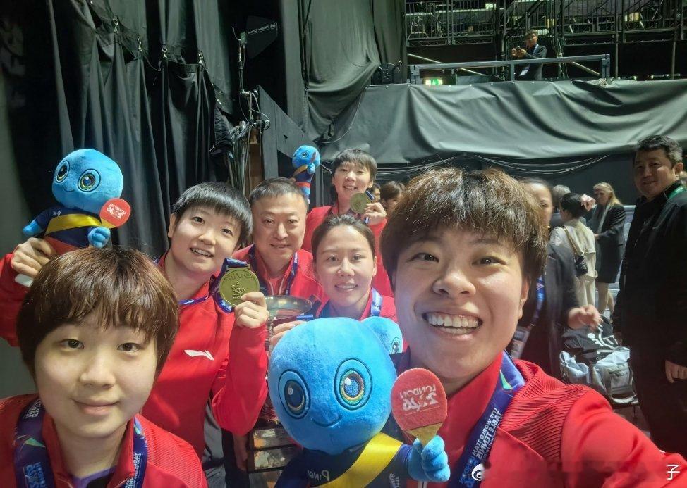 2026年国际乒联伦敦团体世乒赛陈幸同分享了女队赛后的合影🥇🤳 