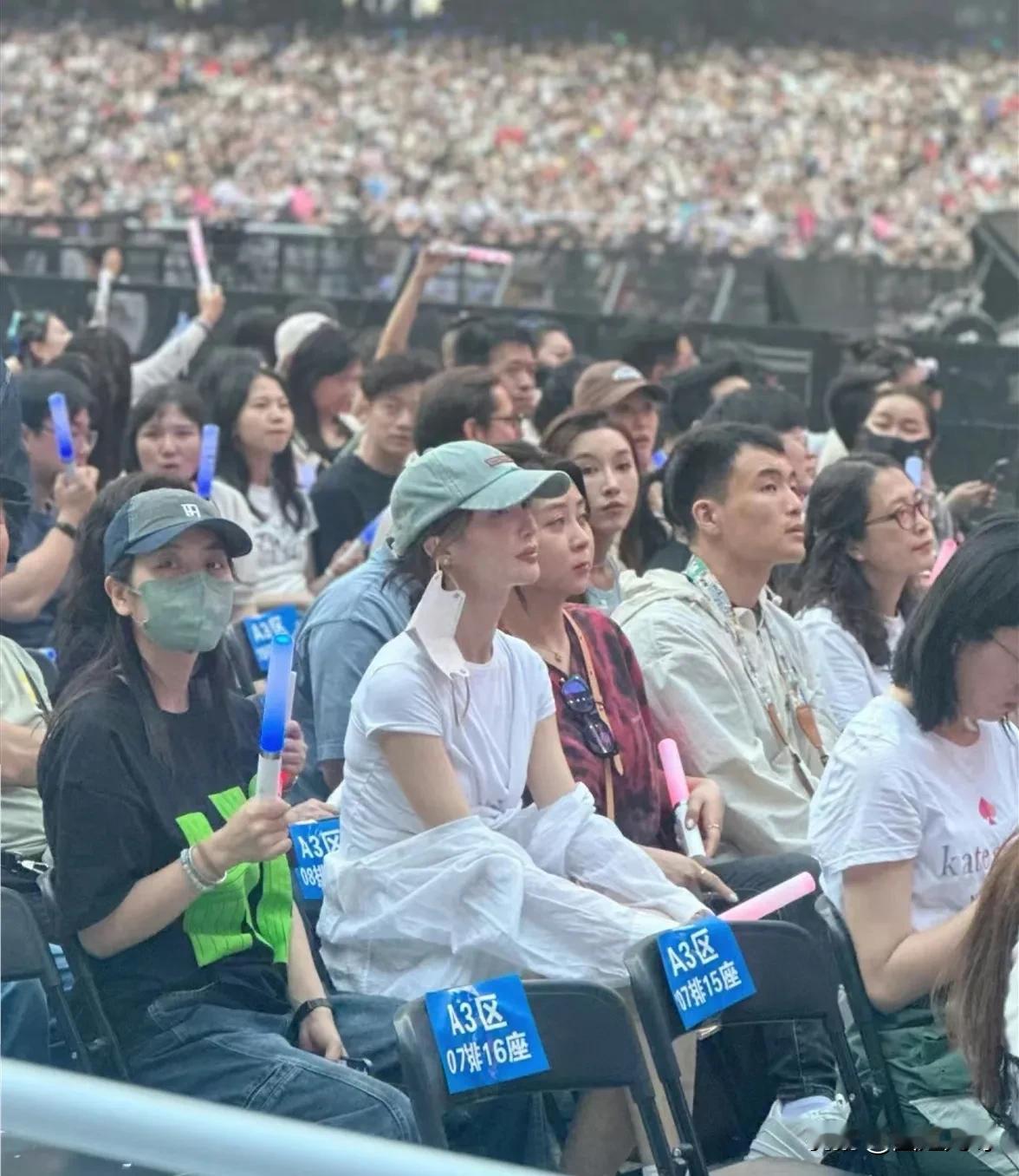 好奇怪！金晨私底下被偶遇，气质在人群里很扎眼，长得也还算是个美女，怎么在《庆余年