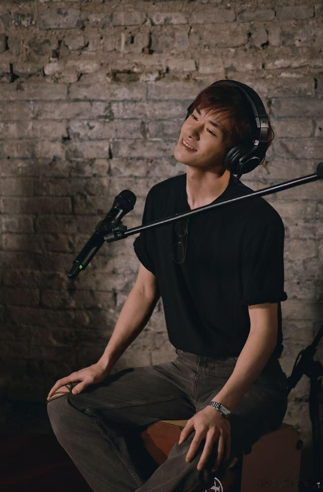 易烊千玺二十五岁培风越远岫一个人发呆的夜晚，世界在旋律的引力里自转。日常小事，在