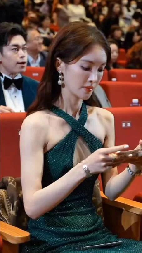 金晨背台词样子真是美得让人心动！不愧是北舞的高材生，身材高挑气质佳，披肩长发，妆