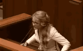 这个咆哮的女人把司机骂的狗血喷头！

在乌克兰最高拉达上，乌克兰前总理季莫申科大