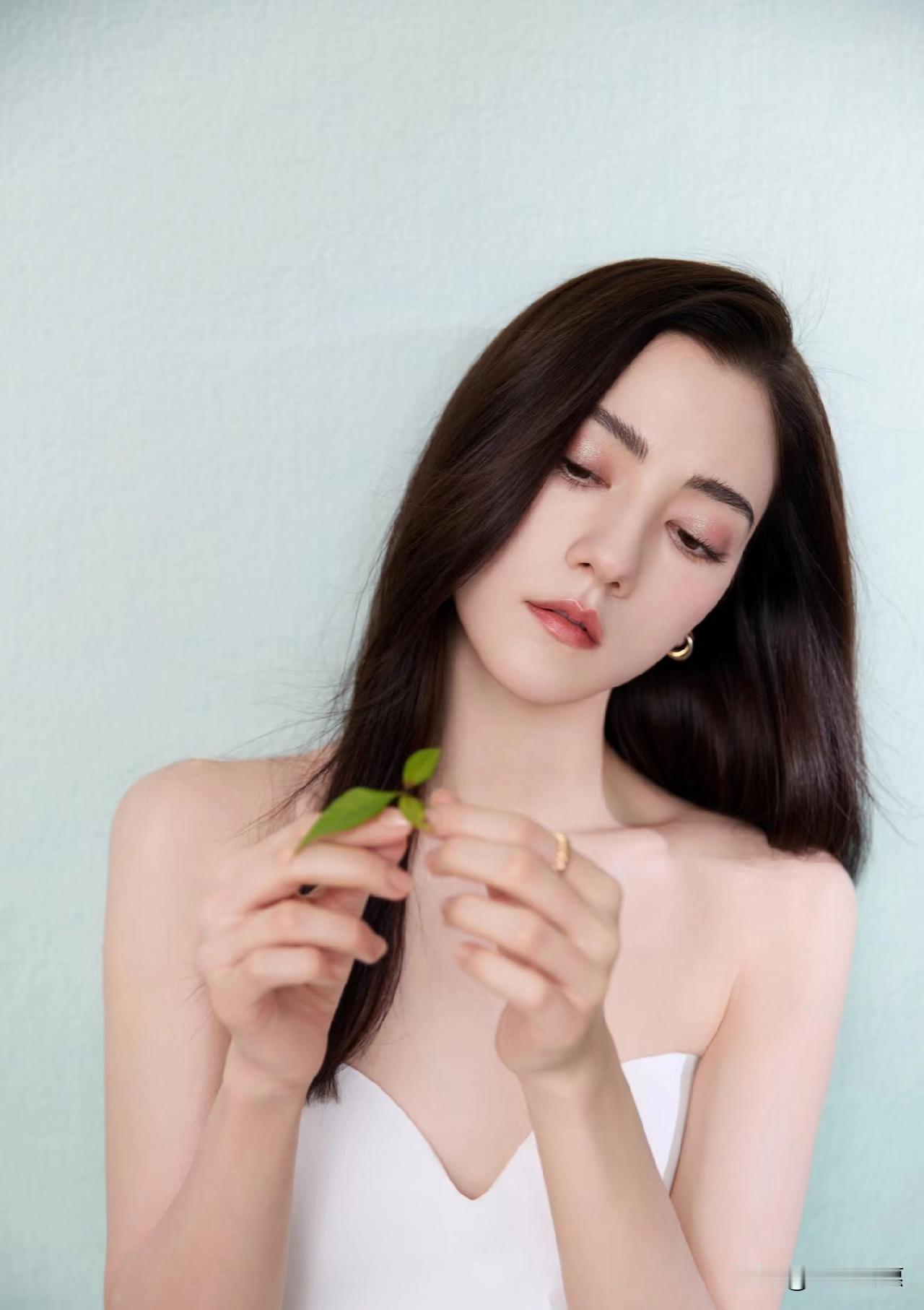 别再用郭晶晶标准看娜然，
霍家对老二就一句话：
你开心就好！

全网都在替霍家操