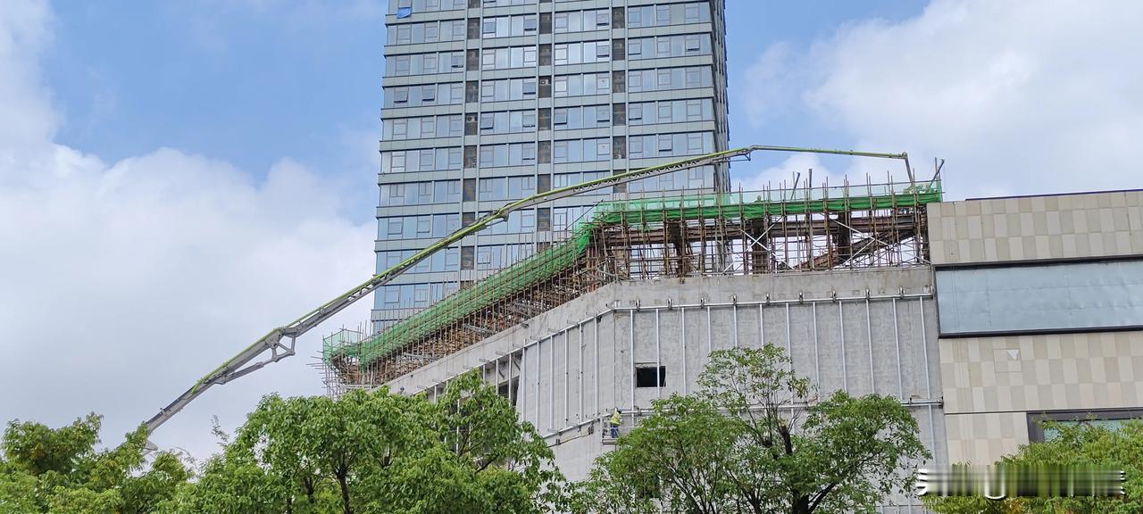 坐标海安，傍晚时分，台风雨如约而至。预计“康妮”随后，或将迎来入秋后的最强风雨，