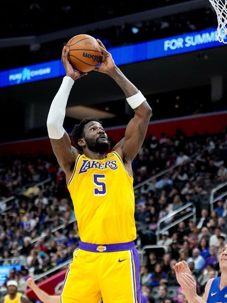 艾顿因背部酸痛降为出战成疑！ 湖人vs步行者