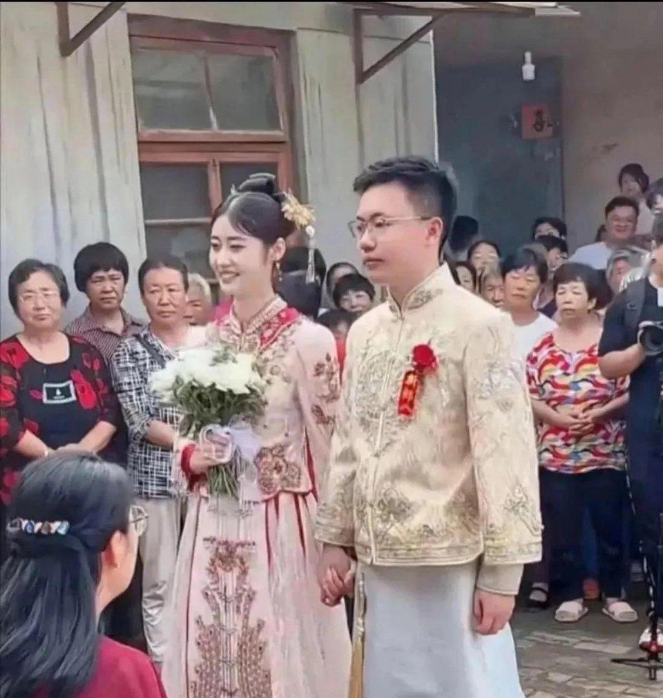 看这婚结的 唯一高兴的就只有新娘吧 