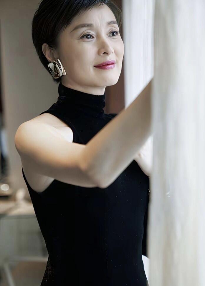 她演小三被骂到关评论，他老婆是公认的古装女神。
但陈建斌手机里存的第一个名字，是