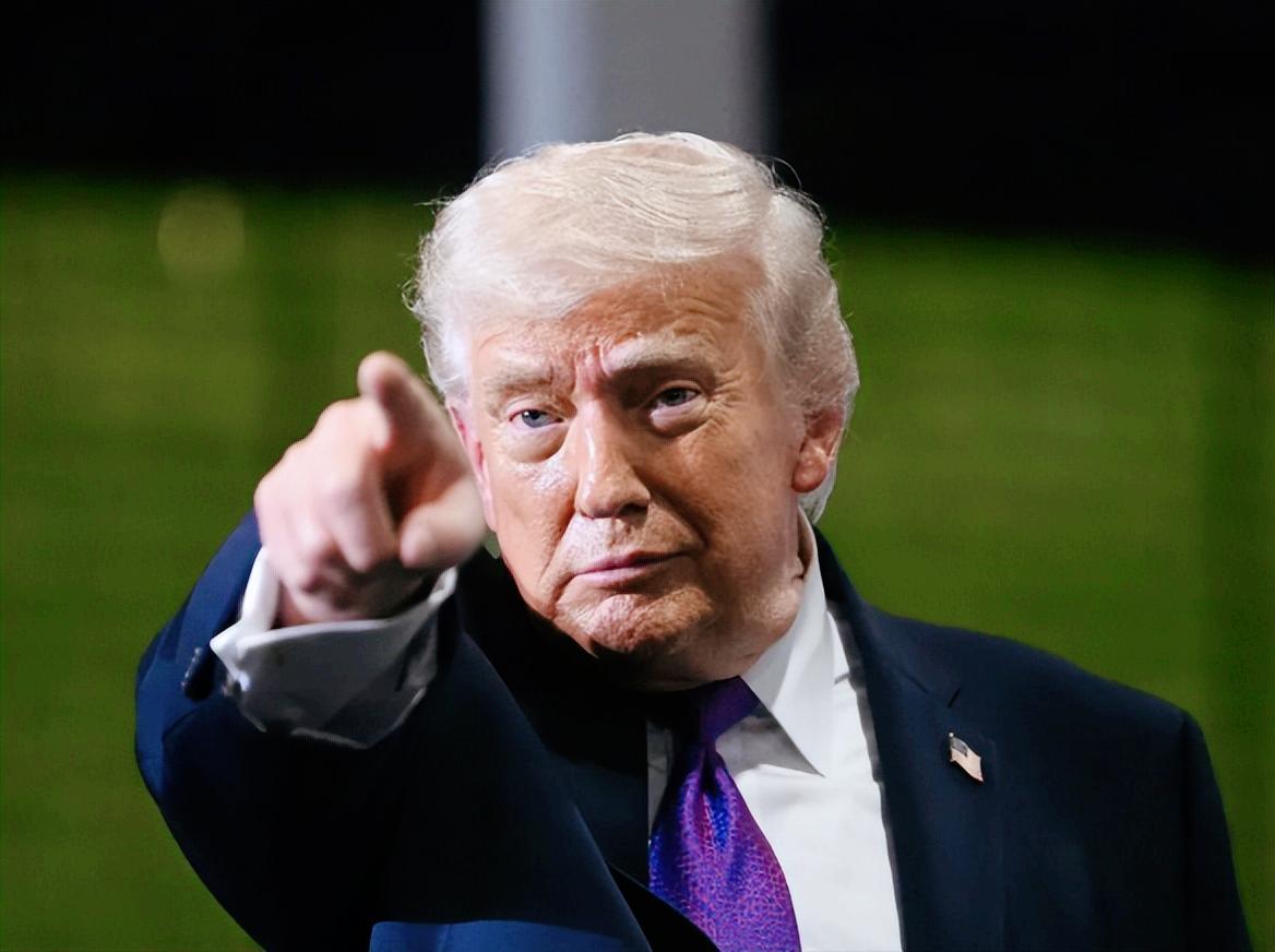 太尴尬了！霍尔木兹海峡14号当天居然没有一艘船敢过去，就在这节骨眼上，特朗普跳出