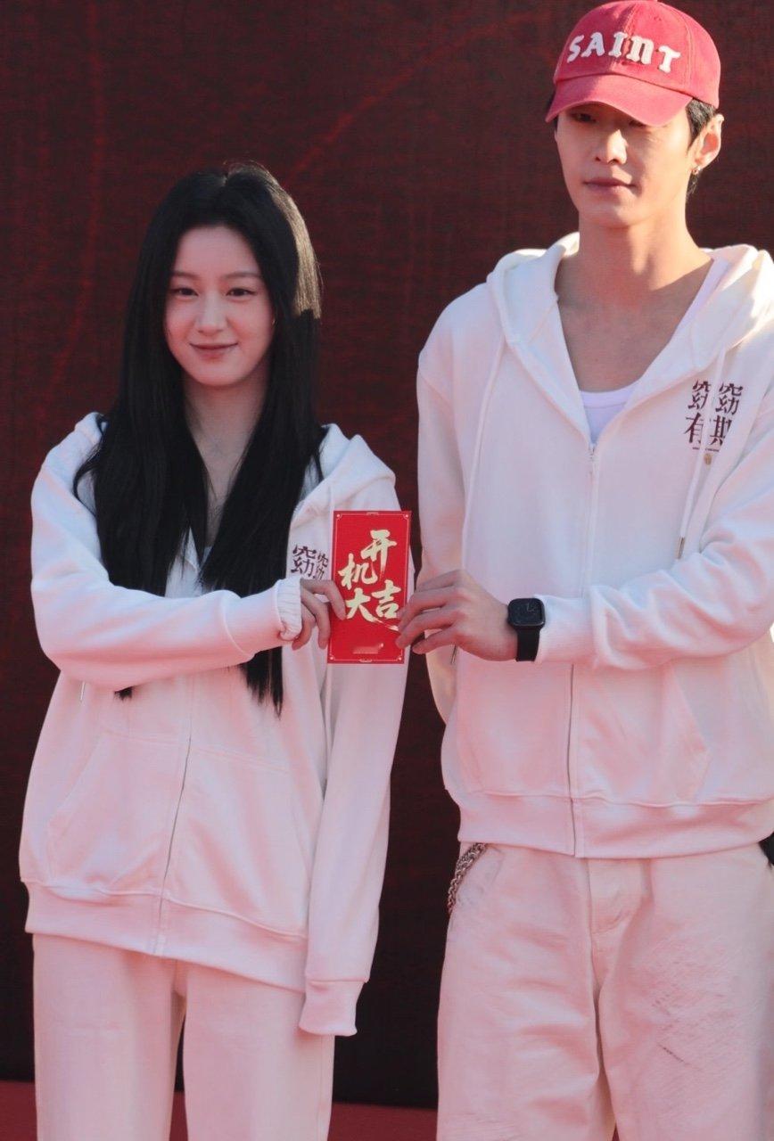 包上恩何与开机照包上恩何与新剧开机同框包上恩何与新剧开机同框 