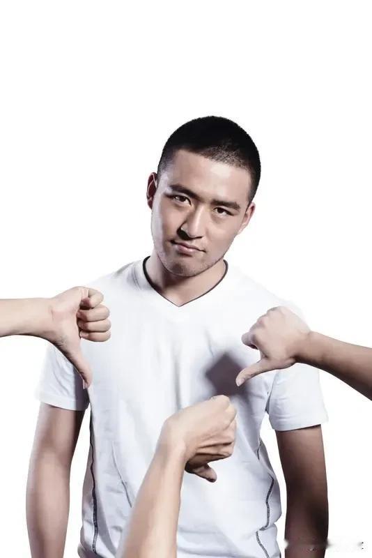 什么是艺术家？
我认为香港对演员就是一个很正常的状态，演员就是一份工作，一个职业