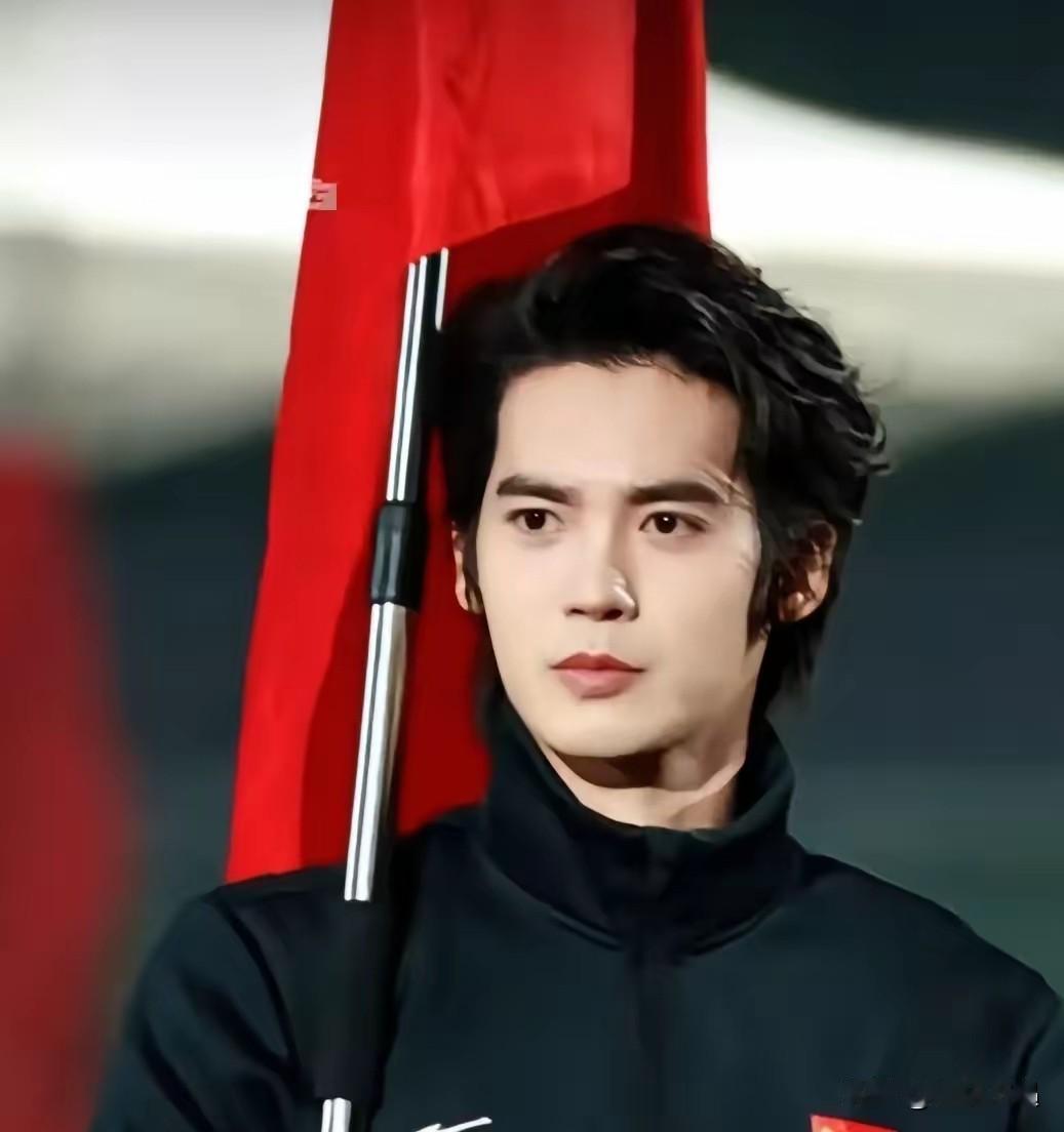 有没有人跟我一样，第一眼就被于适高举国旗策马入场的画面震住了？！
 
你仔细看，