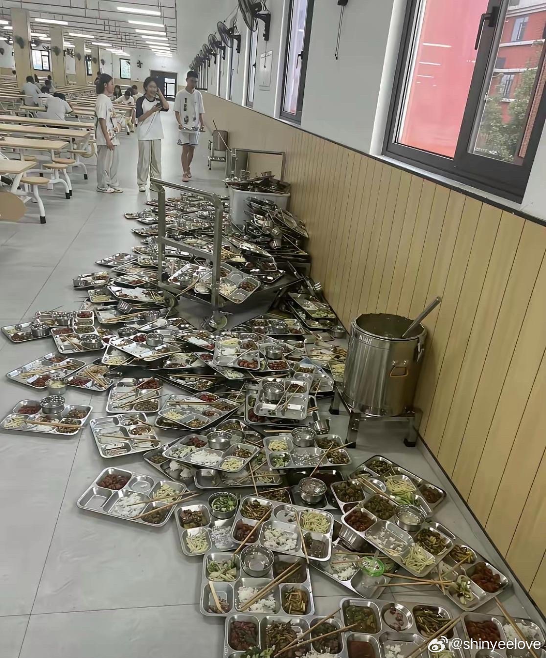 学校食堂这一幕，看得让人心里有些不舒服啊。 ​​​