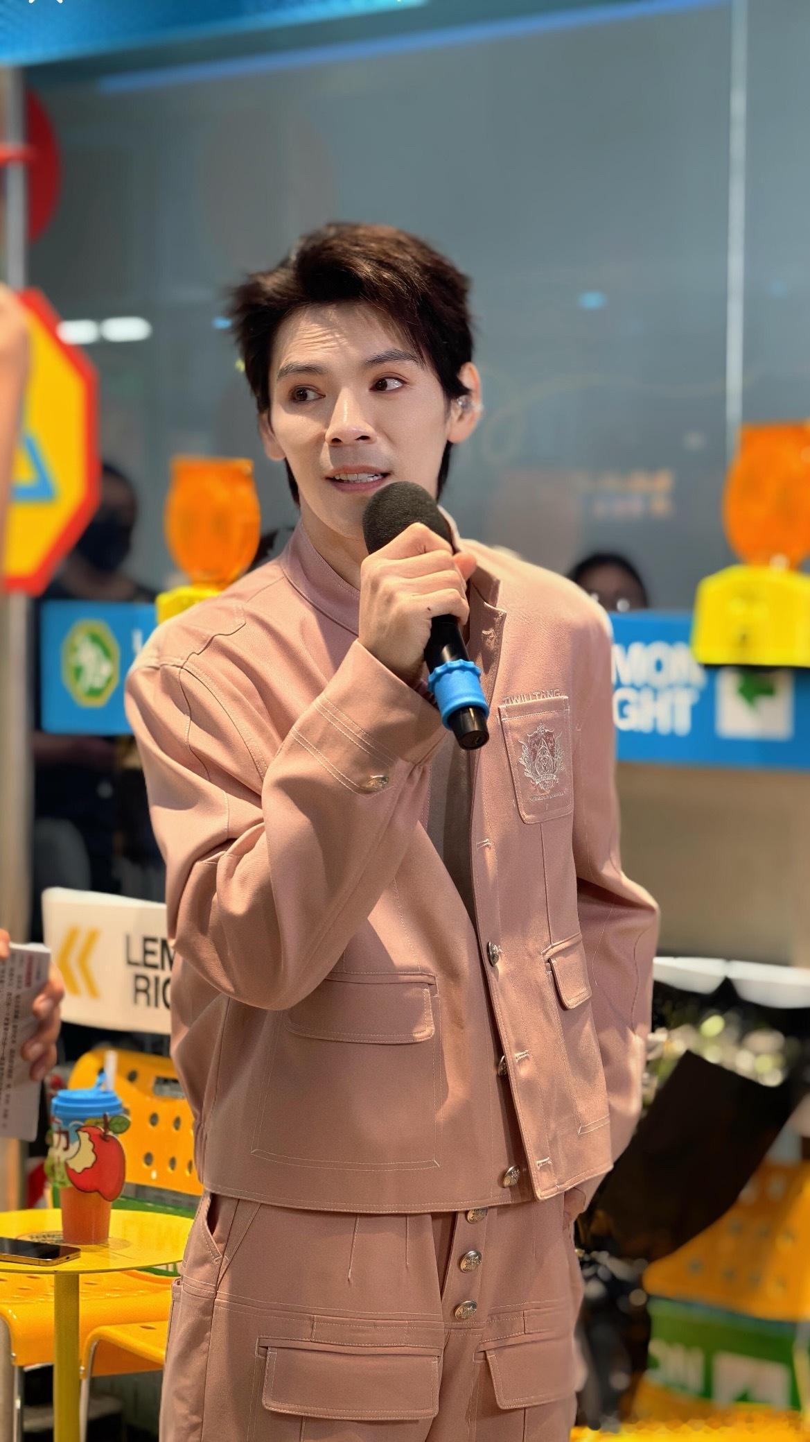 向佐线下长这样换了造型师竟有一丝帅气👦🏻郭碧婷内心os：你以为我傻哦哈哈向佐