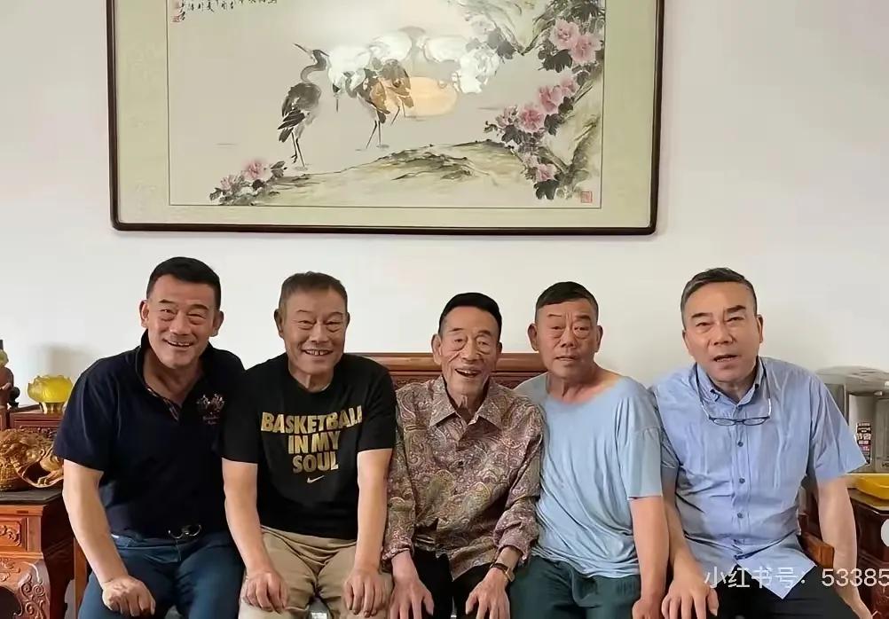 去逝前几个小时，还被儿子推着去出席某某酒店落成典礼。
这究竟是为了名，还是为了利