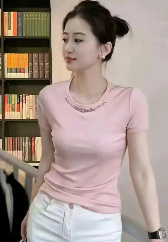 秋风起，月儿弯，佳人独立在秋光里。她，名叫秋霜，眉眼如画，气质如兰，每当夜幕降临