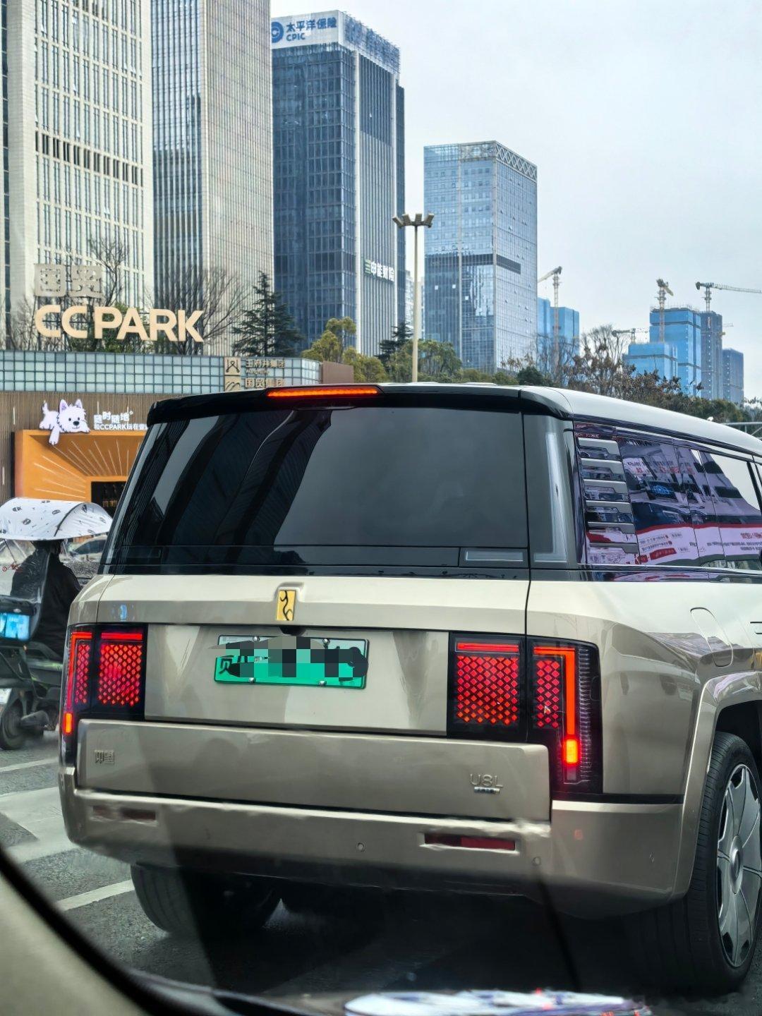 遇到仰望U8L，整个姿态可以说焕然一新，霸气很多！大v聊车