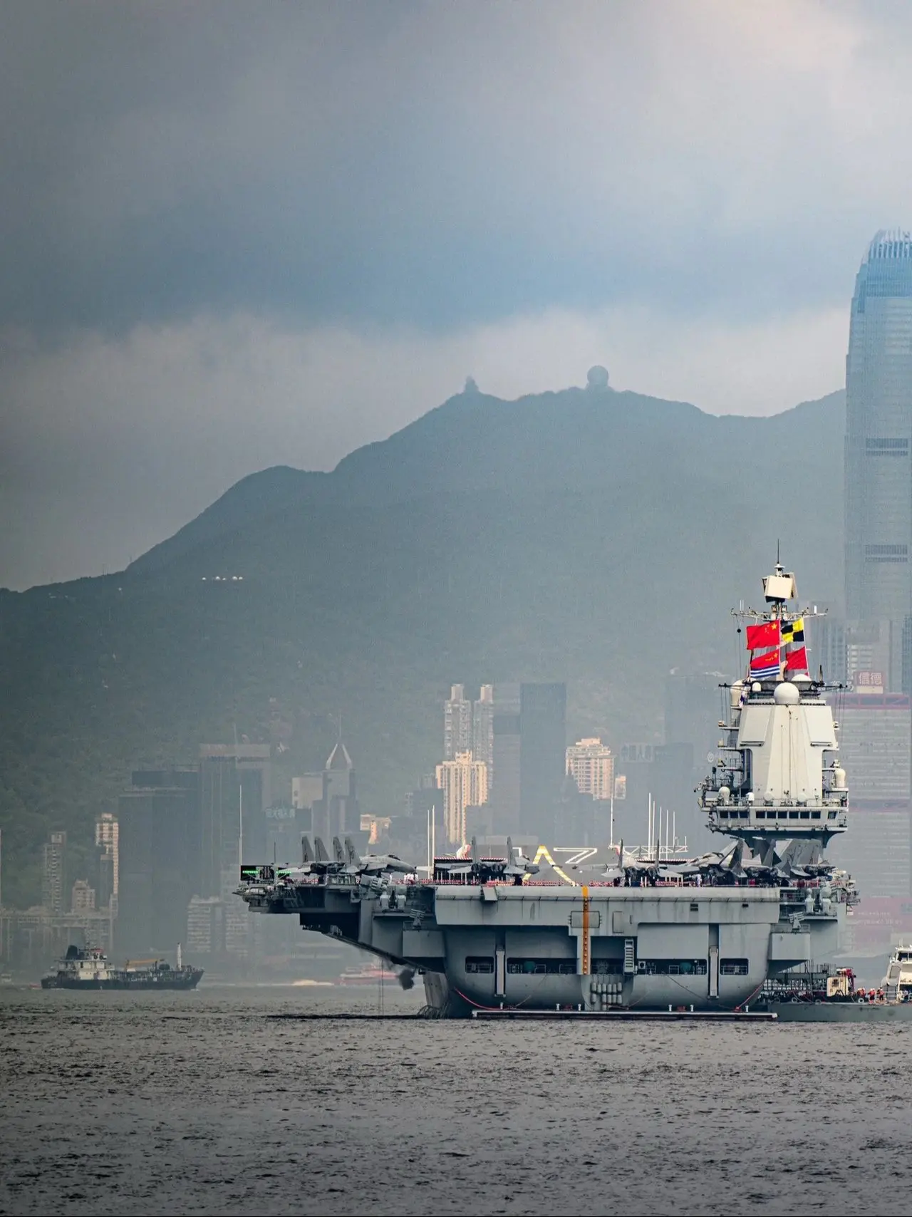 山东舰在维多利亚港的日与夜 当山东舰遇上维多利亚港，“鲁渔17”的灯光...