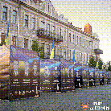 乌克兰战死多少人，不知道，但是乌克兰有个地区把阵亡的信息做成了展览馆！
一字排开