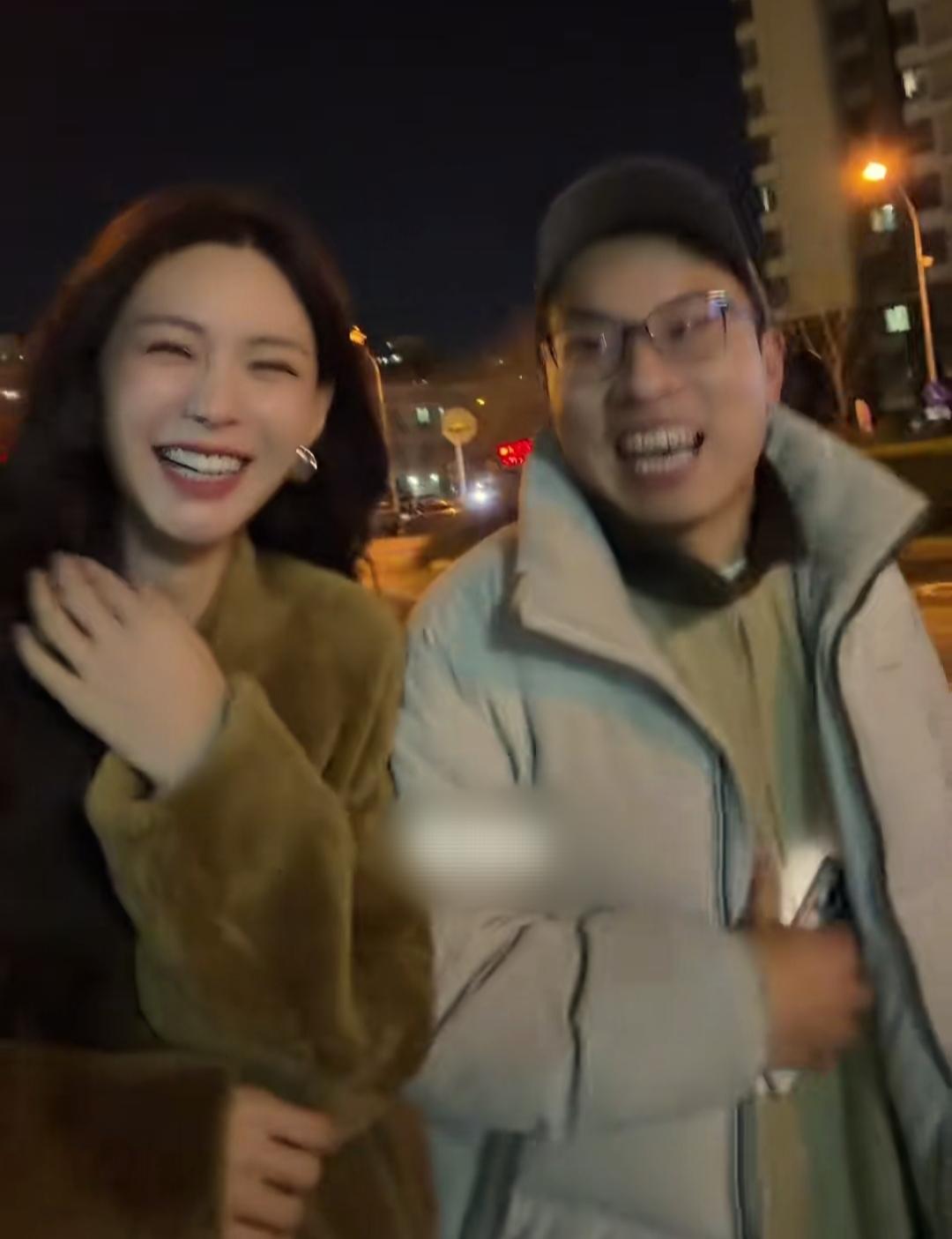 演员徐志胜宴请杜海涛，沈梦辰携父母罕见现身，沈梦辰和母亲很像！
12月28日，主