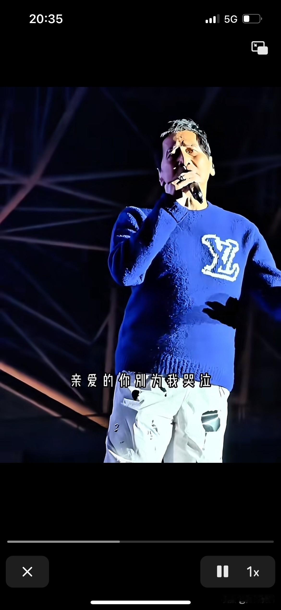 齐秦老师穿得很廉价衣服，就像地摊货一样，那么有钱怎么就不会打扮自己，65岁这样穿