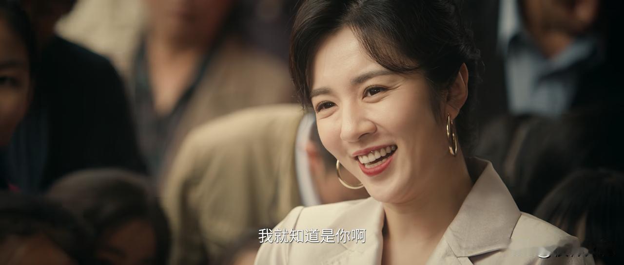 米兰返场了，当了花彩香女儿的班主任。一见到胡三元就咧嘴笑。胡三元也笑得像朵花一样
