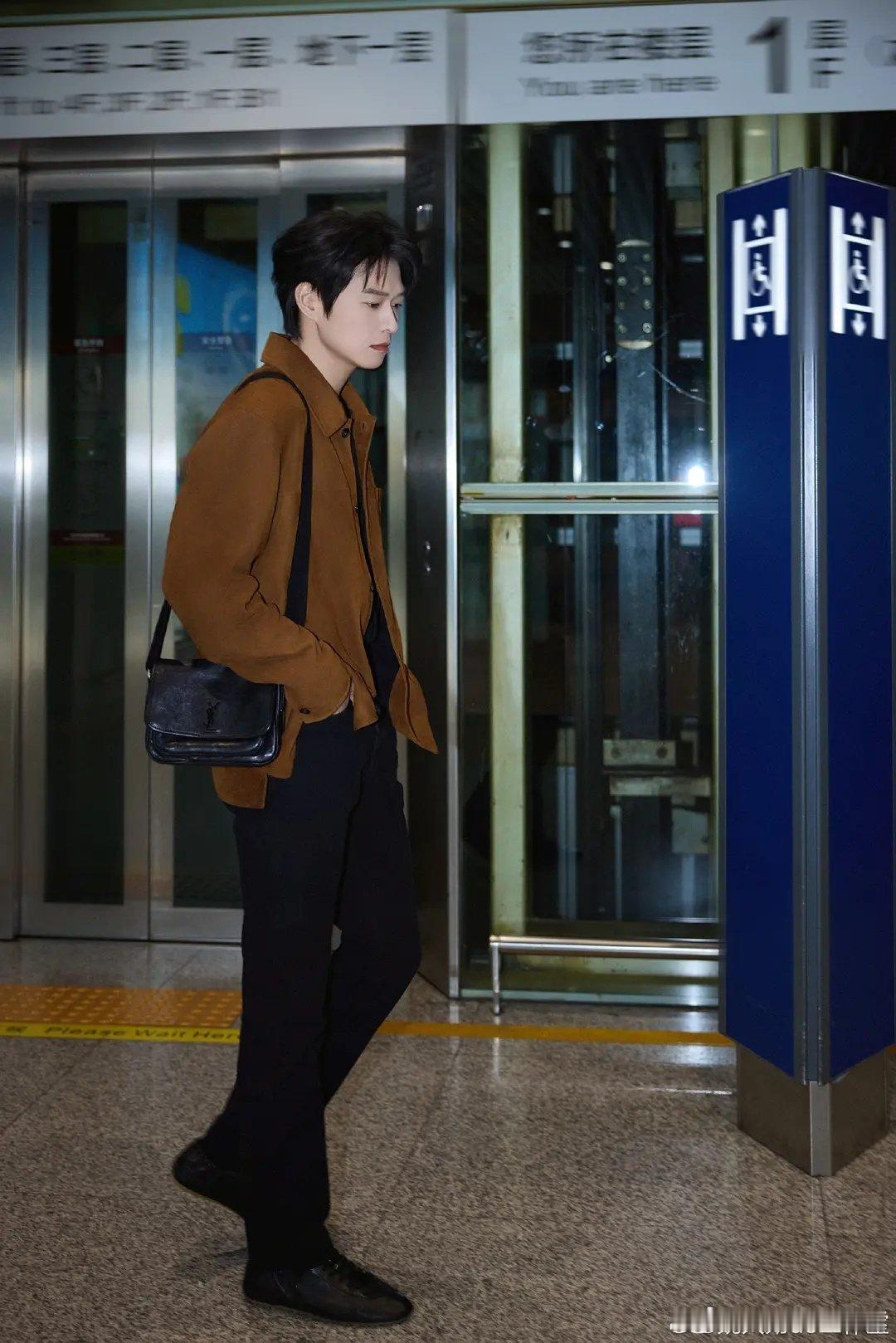 魏大勋出发🛫巴黎，迷人大长腿帅炸了，气场全开