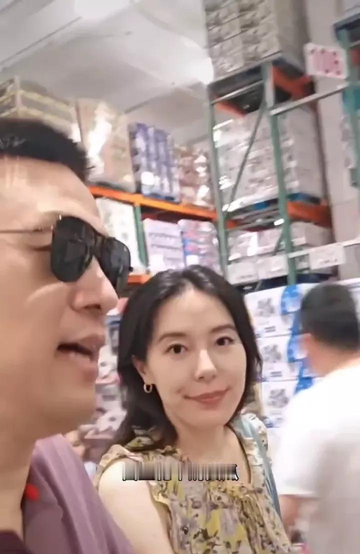 上周末李斌开着乐道L90带着老婆王奕芝去超市采购，没想到生过三个孩子的斌嫂颜值和