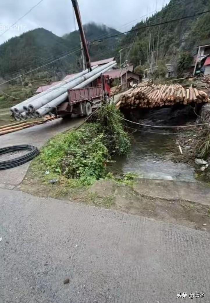 眼睁睁看着丈夫被高压电击中，妻子就在车上，想救却寸步难行，整个人都吓傻了。
 