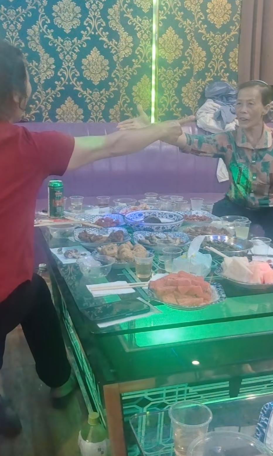 阿姨年轻的时候，阿叔也是操碎了心[捂脸]