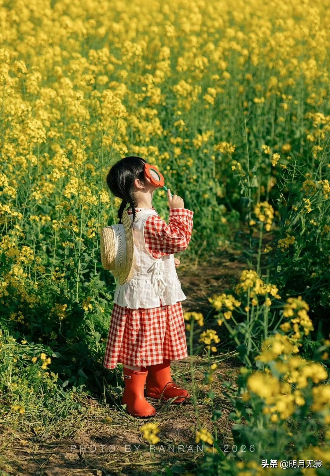 童趣满满的小女孩在油菜花田中探险，阳光洒满整个画面，童真无邪。