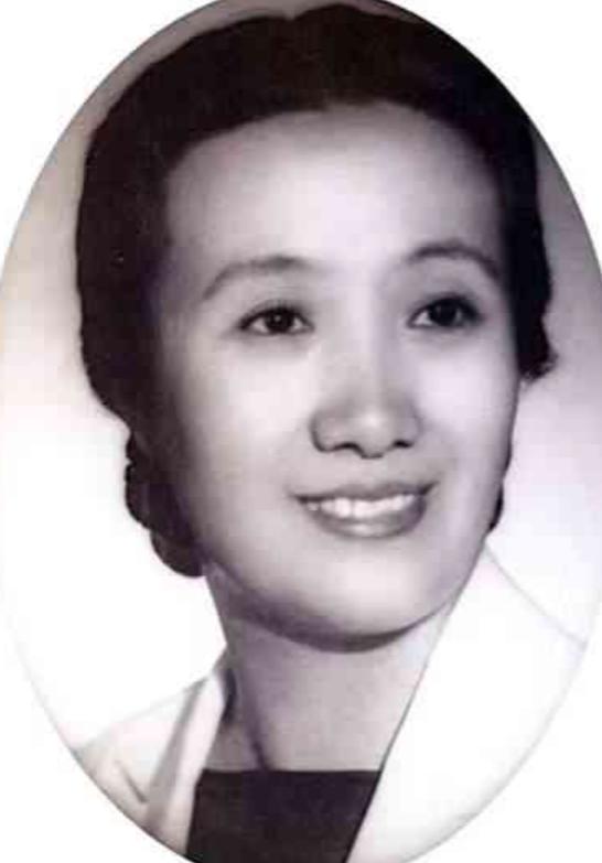 1925年，已连生4女的董竹君，为满足丈夫想要儿子的心愿，冒死怀上第五胎。谁料，
