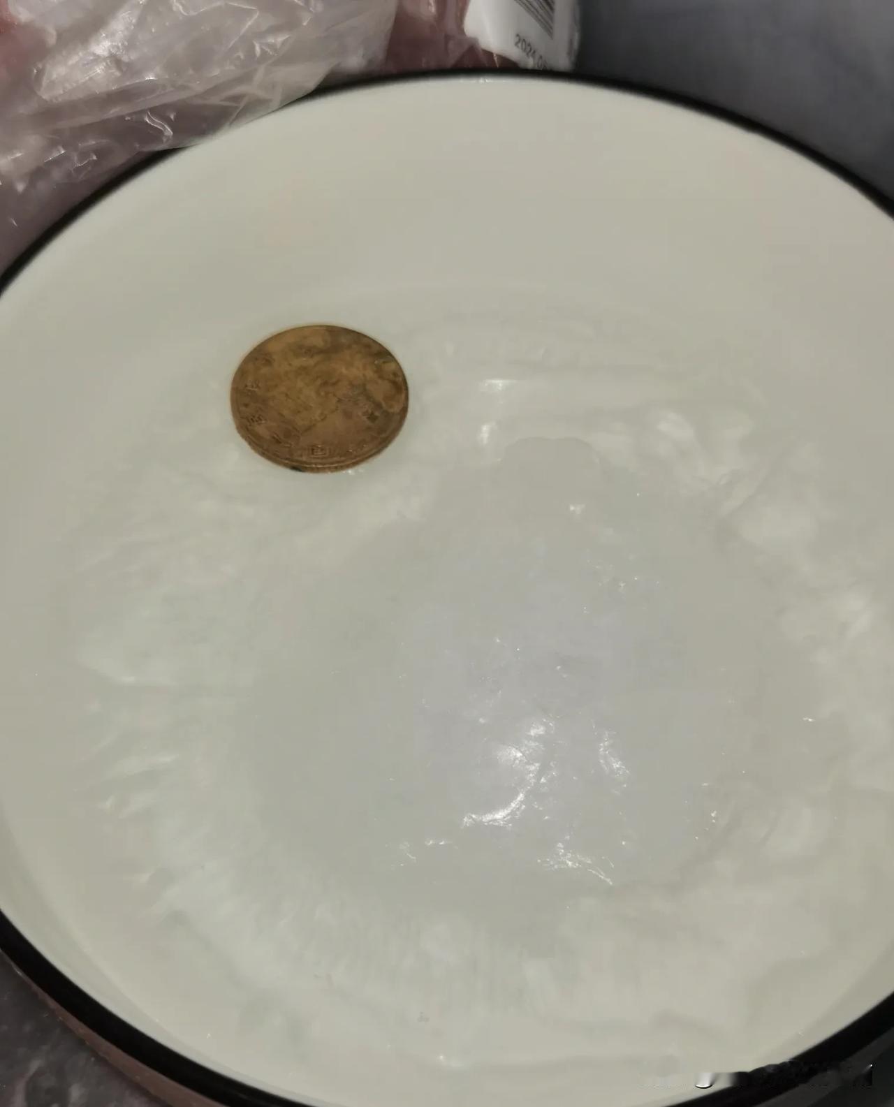 临时接到通知明天开始要出差四天，赶紧冰箱里拿碗冻上一碗冰块，上面放上一枚硬币。
