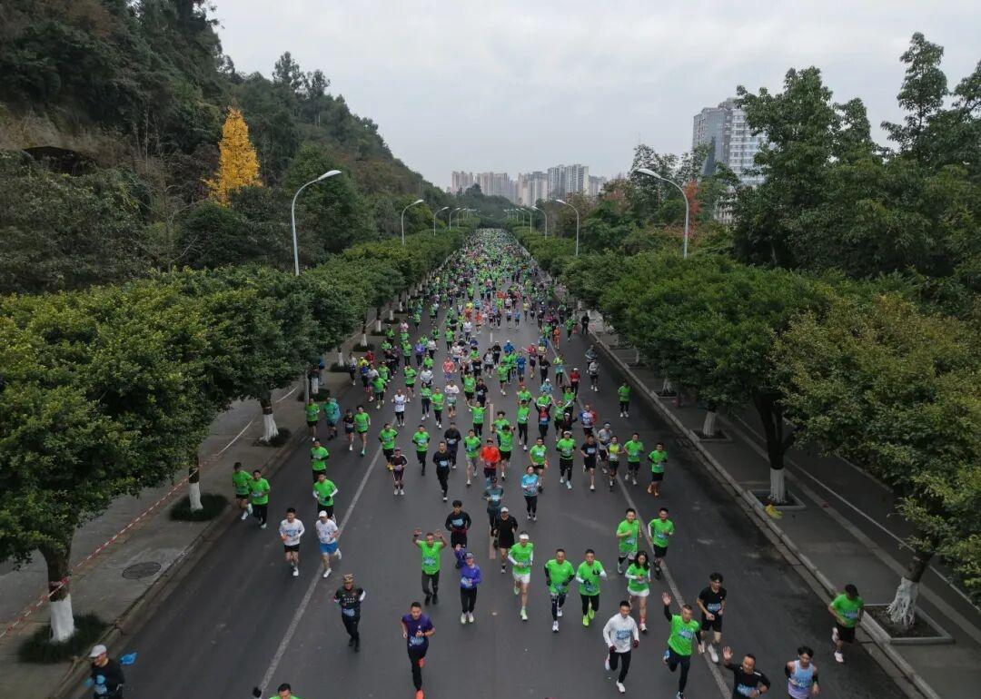 你跑过的不是42公里，是1400年的时空折叠。
乐山大佛在左肩升起时，你正穿过油