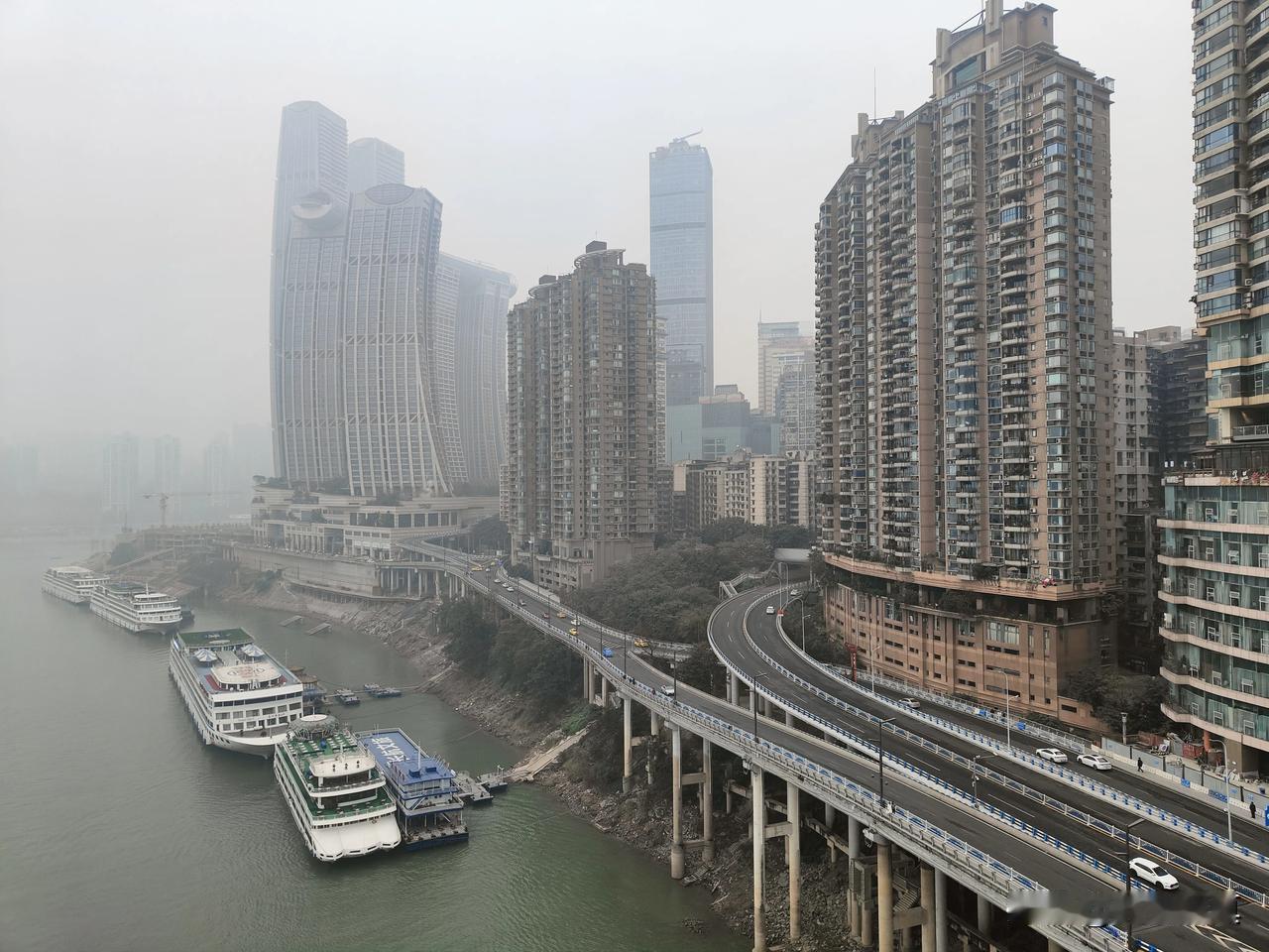 #重庆：迎新灯饰点亮 营造节日氛围#千厮门大桥白天虽然平平无奇，但夜晚的灯光却十