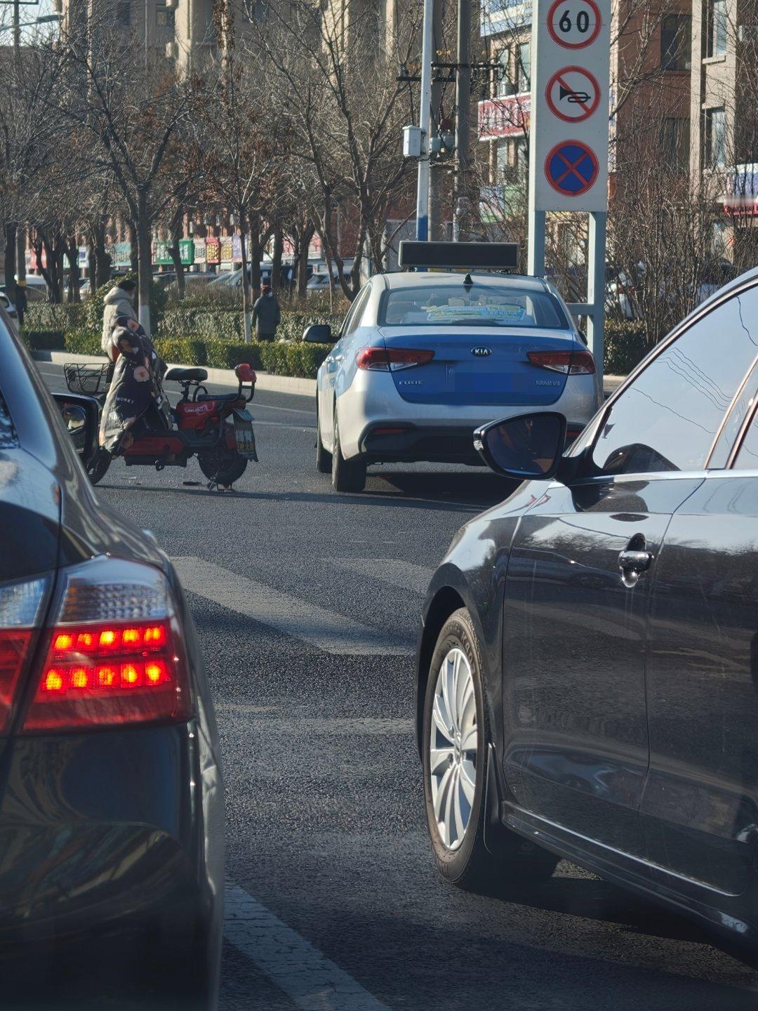 撞了，事故处理中 