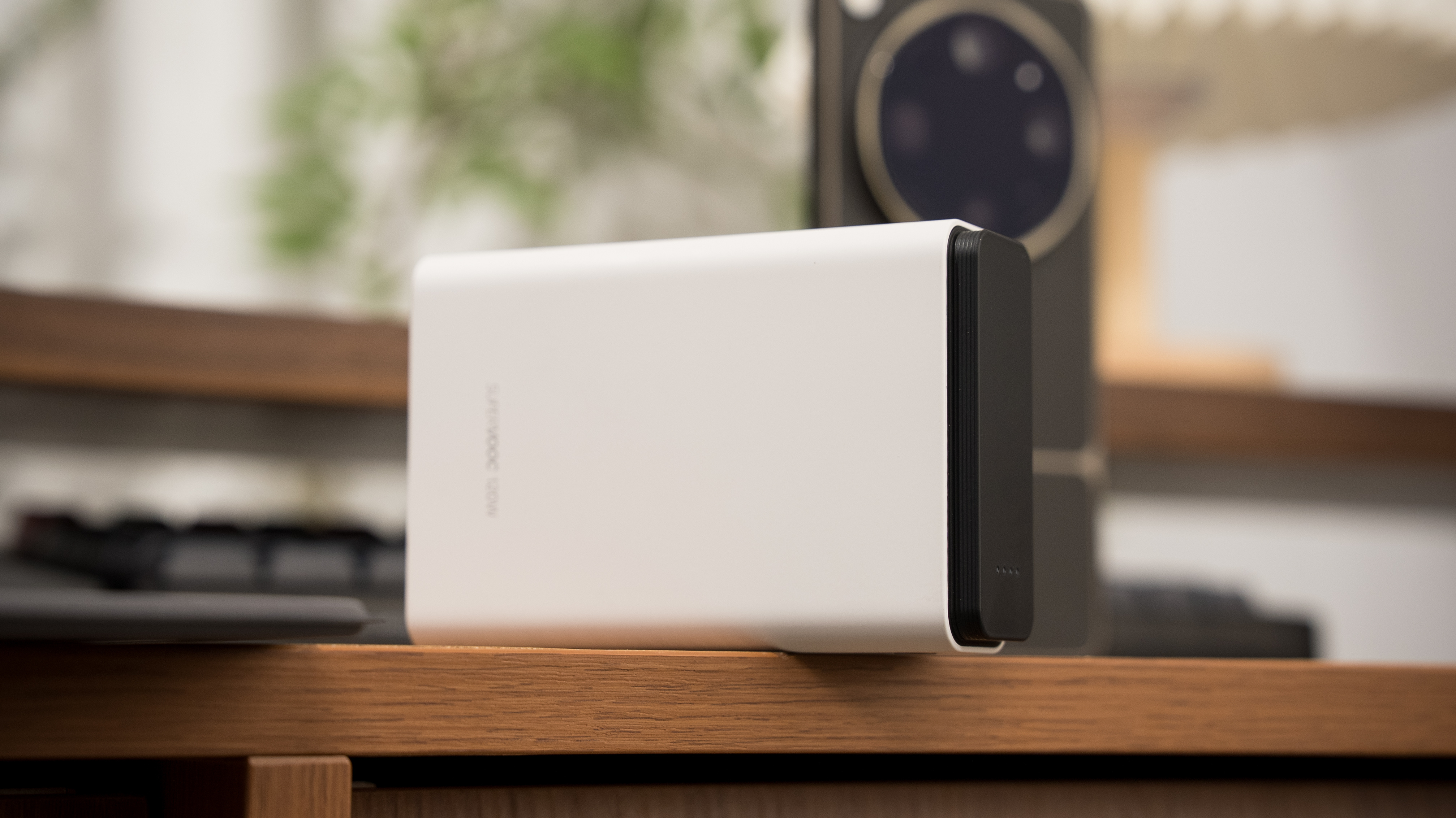 OPPO的两款充电配件，有没有人想要一个是OPPO 120W 小方瓶双口超级闪充