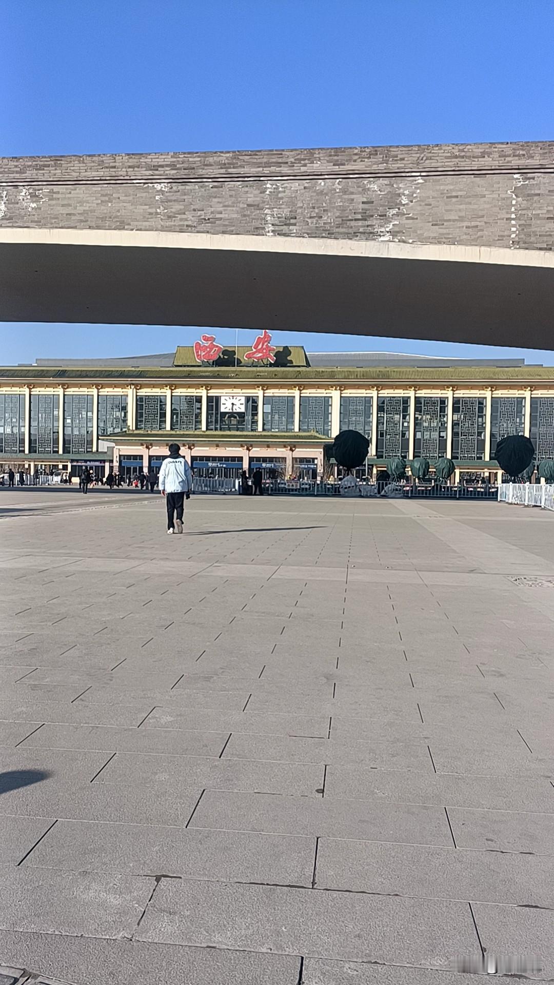 人只有在经历重大挫折后才会大彻大悟。
比如创业失败，感情破裂，亲人离世，大彻大悟