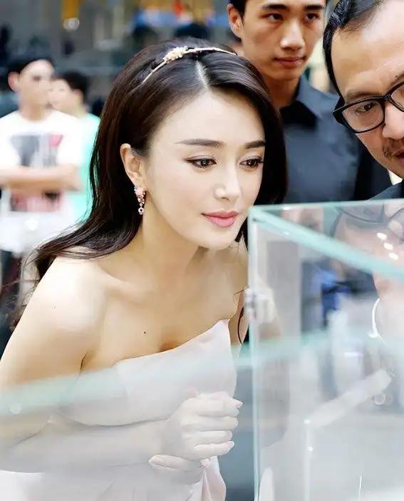 当年，热恋中的陆川多次向女友秦岚求婚，却始终被拒绝，一次，陆川气得扔掉了戒指：你