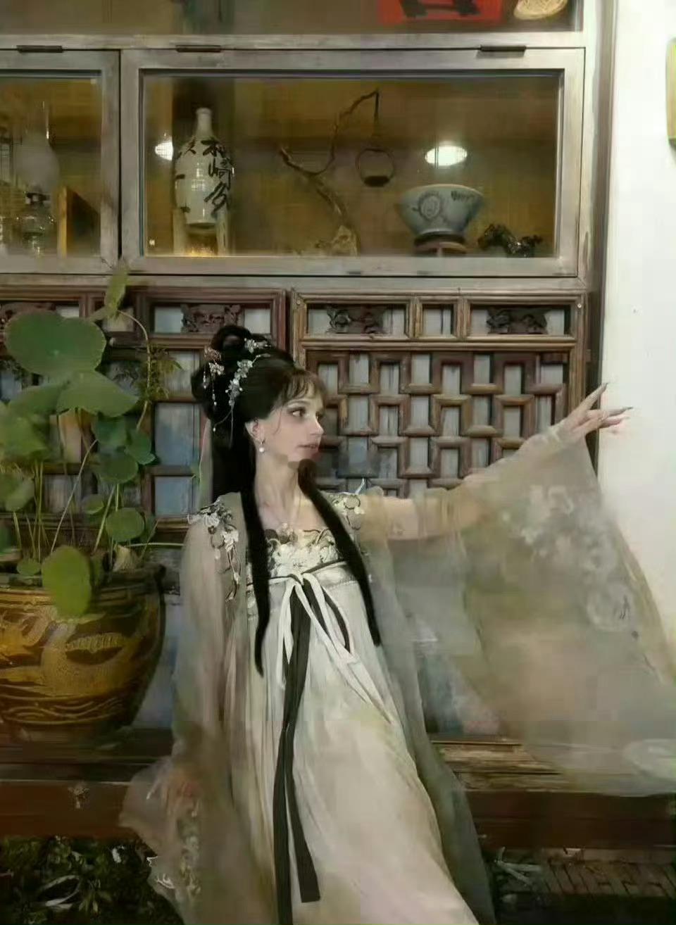 事实证明，洋人是真的不适合汉服啊 ​ ​​​