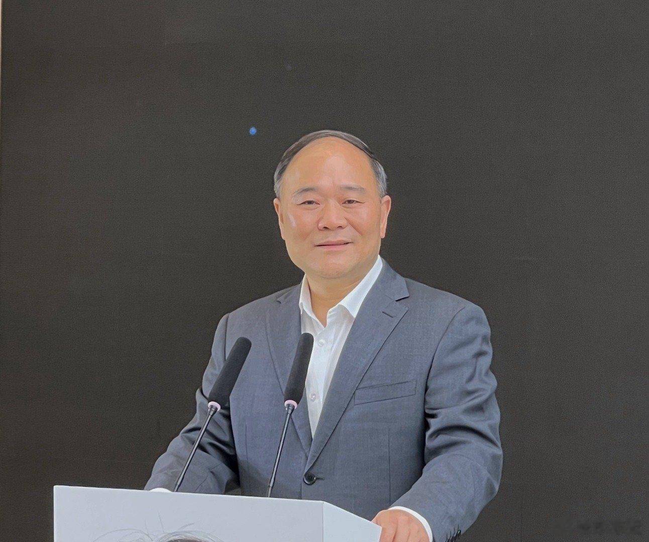 李书福：汽车公司就不要做手机了，但手机公司可以造汽车嘛[笑而不语][笑而不语] 