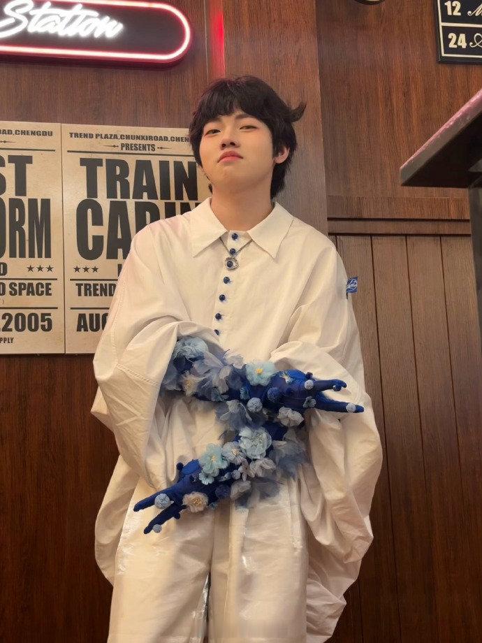 剪刀手爱德福竞浪大会 2025pel全明星红毯卡册