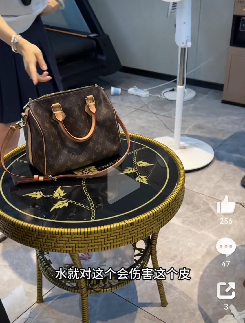近期，有某小姐姐带着LV包包去小区公共游泳池。
一个三岁的小孩在玩水枪，结果水溅