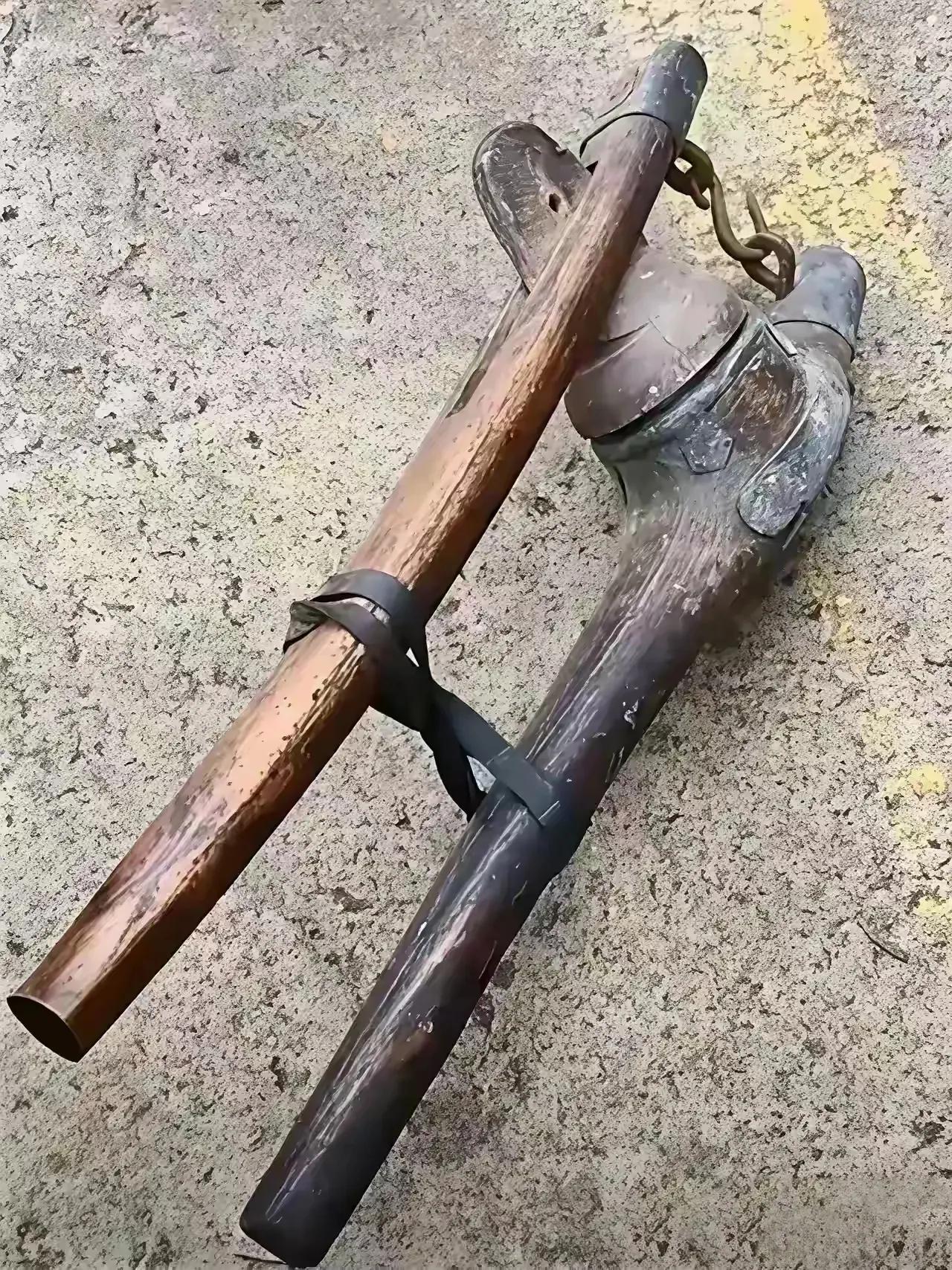 翻修老宅时偶然翻出了这个老物件，问了好多人都说不认识！有谁知道这是啥吗？