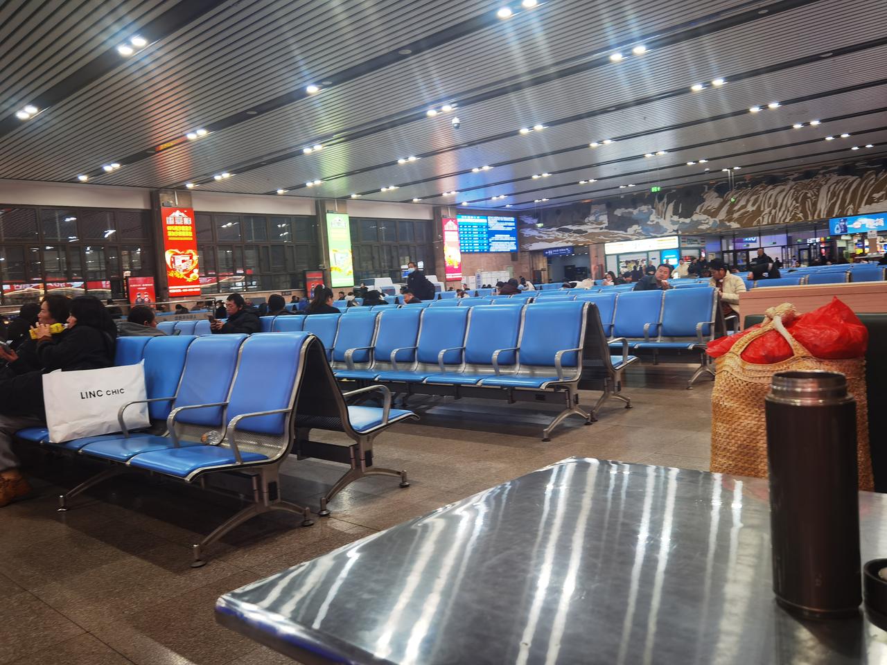 地点:太原火车站
时间:17:41
图片:候车室
现在是坐高铁的人多了，坐火车的