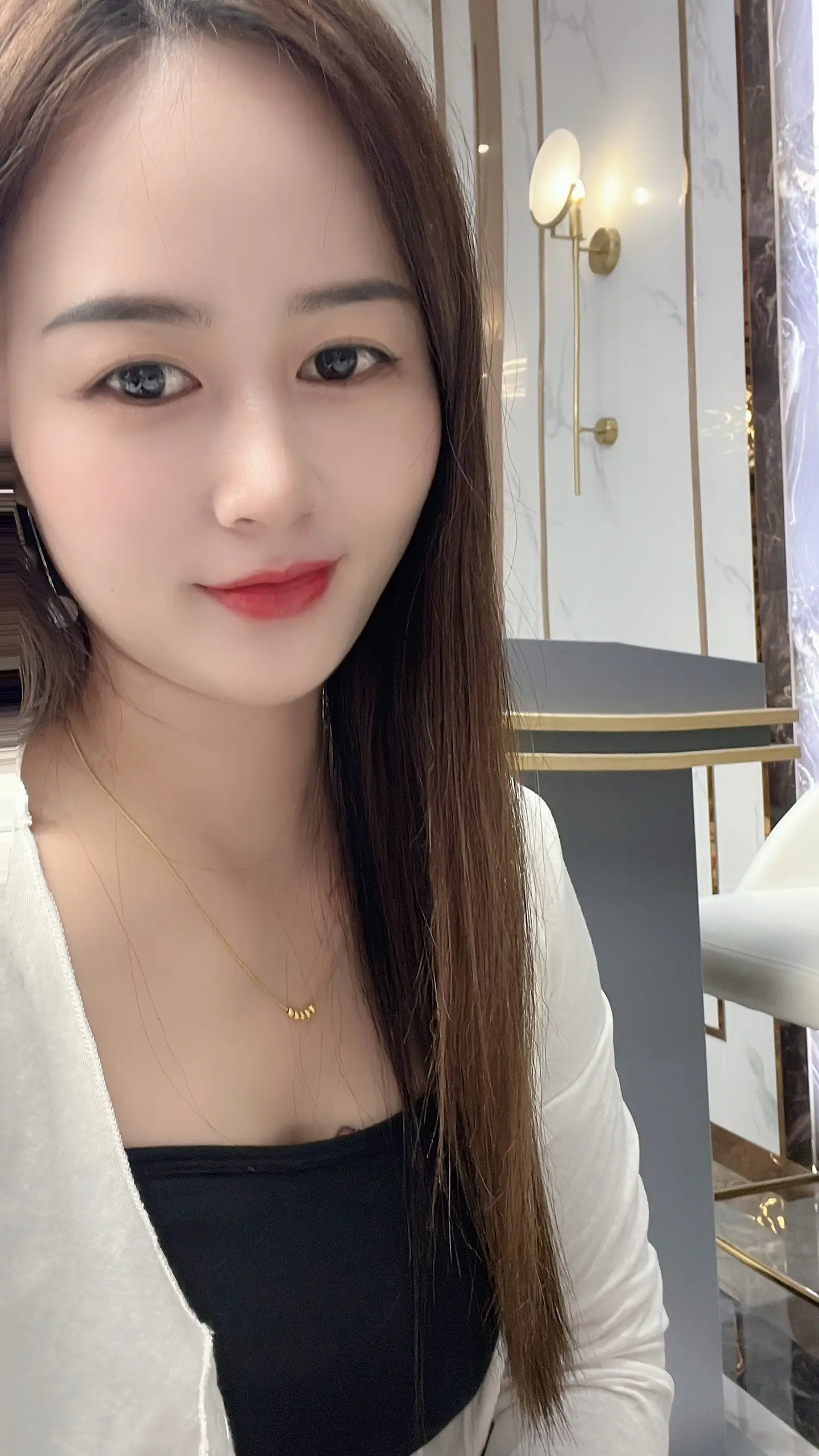 人生就那么短，不要为了变成别人喜欢的样子委屈了自己...
