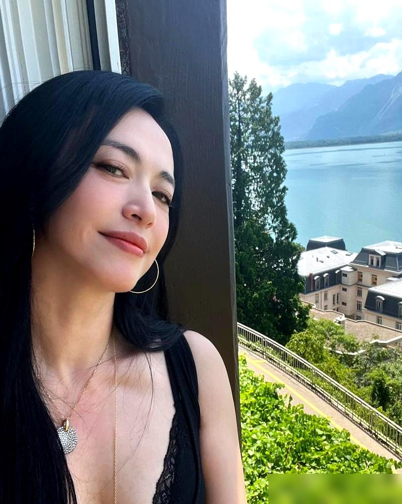 姚晨离婚官宣3天，评论区全在扒感情瓜，我却挖到更狠的！
 
他俩其实多年前就离婚