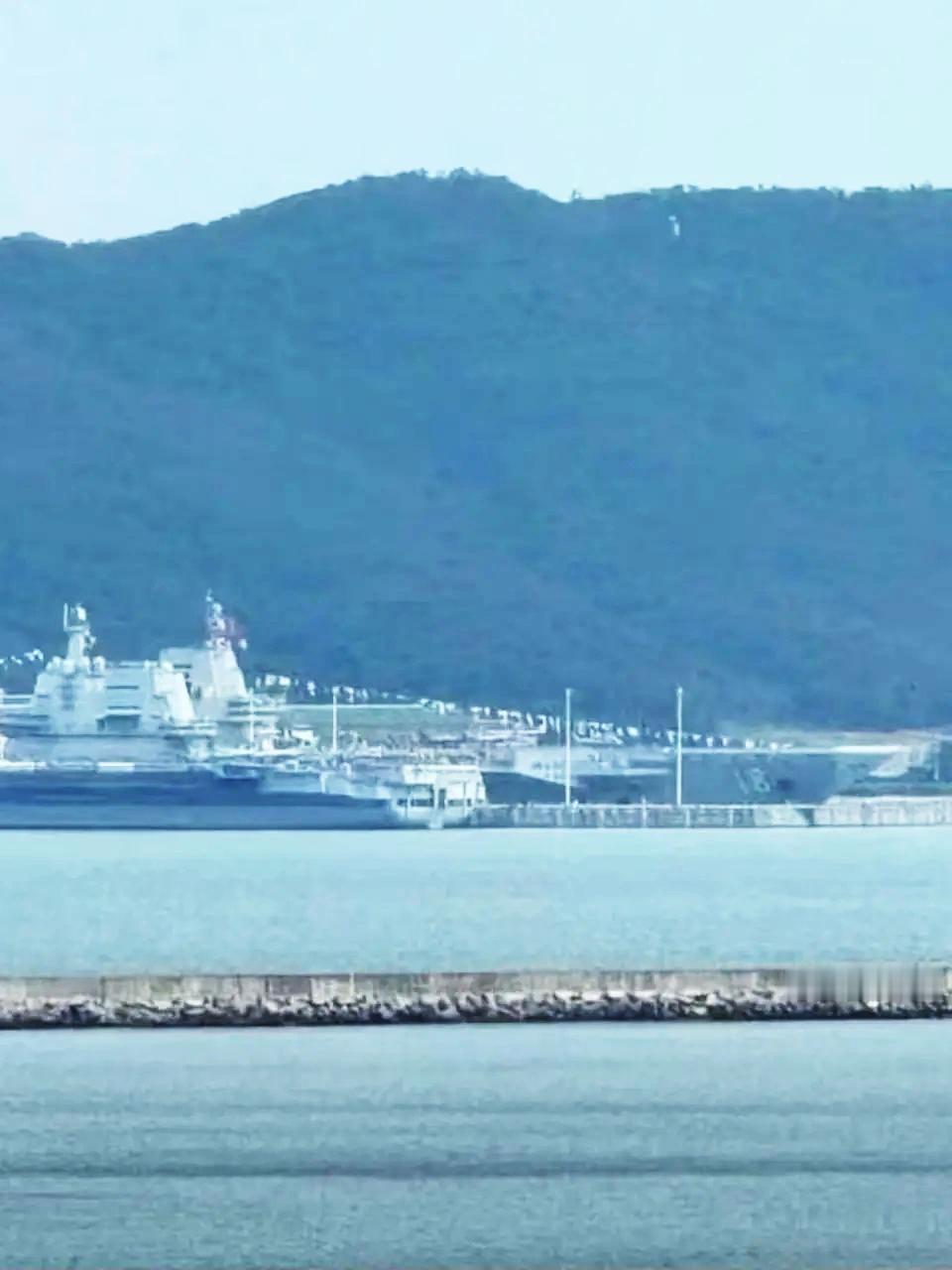 气氛已经烘托到这儿啦，舷号也刷上了，就等礼花放炮咯！据说还有二代大驱和黑鱼一起入