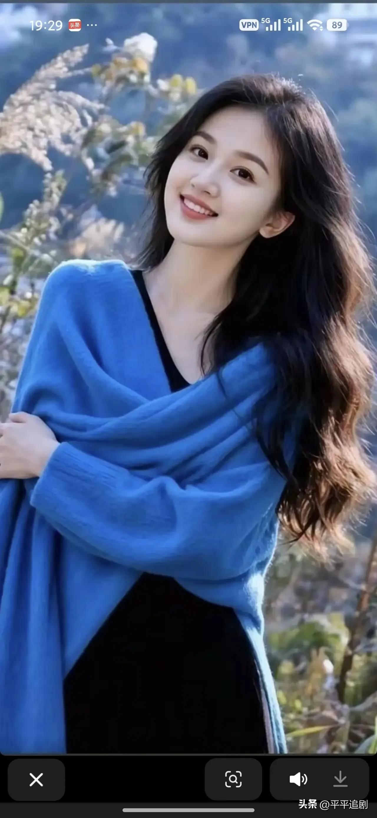 克莱因蓝裹住秋日的风，卷发沾着阳光，笑意漫过山野，是温柔与松弛撞了个满怀。
克莱